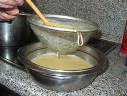 Чтобы суп приобрел гладкую бархатистую структуру, протрем его через сито. После этого опять поставим суп на огонь, добавив в него, порезанное на маленькие кусочки мясо курицы.
