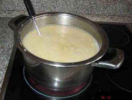 Муку подсушиваем на сковороде, разводим горячим бульоном (добавляем 2 половника) и провариваем 10 минут. Полученный соус добавляем в пюре из курицы, перемешаем. Затем суп посолим, заправляем сливочным маслом и сырыми яичными желтками, смешанными со сливками или молоком. Доводим суп-пюре до кипения, но уже не кипятим.  Перед подачей кладем в суп кусочки курицы, разливаем по тарелкам и посыпаем гренками из белого хлеба.Теперь Вам известно, РєР°Рє РїСЂРёРіРѕС‚РѕРІРёС‚СЊ СЃСѓРї-РїСЋСЂРµ РёР· РєСѓСЂРёС†С‹ (СЂРµС†РµРїС‚ СЃ С„РѕС‚Рѕ).