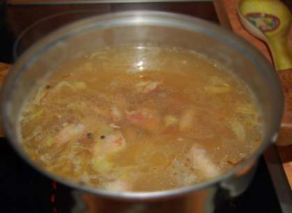 Суп подадим с кусочками мясом и мелко нарезанной зеленью укропа или петрушки. Вот так все просто, если