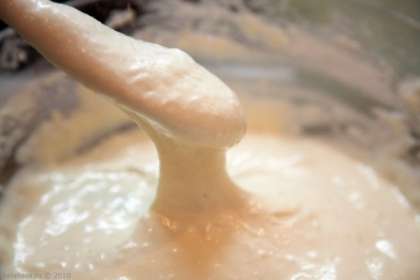 Далее 500 мл  молока нужно нагреть с 50 граммами сахара, дождавшись, когда молоко начнет закипать. Как только смесь вскипит, снять с огня и ввести в желтковую массу. Все тщательно перемешать.