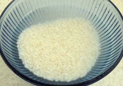 Затем мясо вынимаем, бульон процеживаем и готовимся из него варить рисовый суп. Доводим бульон до кипения и засыпаем  в него промытую заранее рисовую крупу.