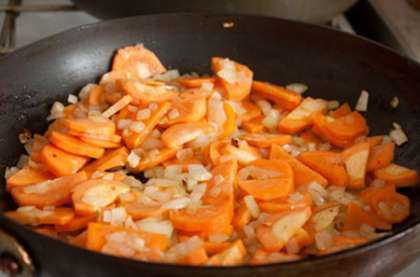 На маргарине обжариваем  мелко нарезанный лук с морковью, порезанной на сегменты. Затем добавляем томатную пасту и заправляем бульон зажаркой, практически в самом конце приготовления.