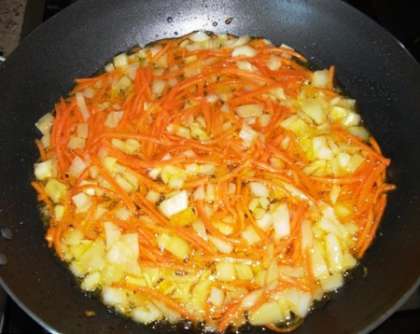 Вторую морковь, натираем на терке и вместе с мелко нарезанным луком, пассируем в растительном масле. Когда фасоль и мясо будут почти готовы, добавим зажарку в суп. Одновременно положим в суп веточку сельдерея, который после 20-ти минутной варки выбросим. Солим по вкусу. Перед тем, как снять с огня  добавим черный перец и лавровый лист. Пускай немного настоится.  Суп подаем с долькой лимона и зеленью.