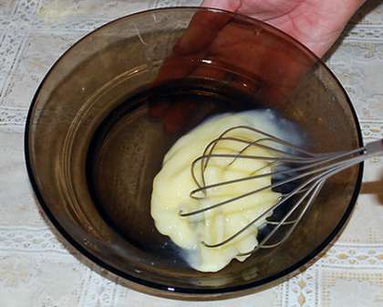 Сырое куриное яйцо взбиваем в неглубокой мисочке вилкой и вливаем в суп, сразу же интенсивно размешиваем, варим три минуты, снимаем кастрюлю с плиты и даем немножко настояться ухе.