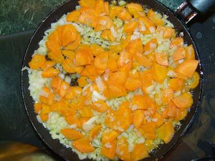 Морковку и луковицу, и лучше молодой картофель моем. Лук и морковь будут идти в зажарку, поэтому морковку реже небольшими сегментами, а лук – кубиками. Далее обжариваем их на оливковом масле до чуть золотистого цвета.