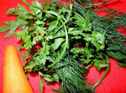 Пассируем тем временем в небольшом количестве растительного масла морковь и лук.