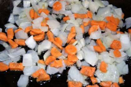 Следующим шагом будет пассировка репчатого лука и моркови в небольшом количестве подсолнечного масла.