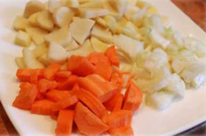 Картофель очищаем и нарезаем кубиками. Можно его не добавлять в уху, но для тех, кто любит посытнее – этот вариант имеет право быть.Морковку и  лук режем на мелкие кубики.