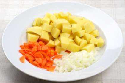 Овощи также хорошо моем и чистим. Морковь режем  сегментами, картофель – брусочками или кубиками и лук  - мелко. По большому счету в настоящую уху картофель не добавляют, но чтобы было сытнее, у нас уха все-таки с картошкой.