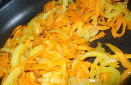 Очищаем морковь, натираем ее на крупной терке и кладем на сковороду. Добавляем подсолнечное масло, чуть сахара и сок лимона. Тушим на медленном огне, пока морковь не  приобретет желтый цвет. Все овощи перекладываем в суповую кастрюлю. Далее чистим репчатый лук, режем его на мелкие кубики и обжариваем с подсолнечным маслом. К луку добавляем нарезанный соломкой сладкий болгарский перец и тушим до тех пор, пока не приготовится перец. Потом перекладываем овощи к моркови.