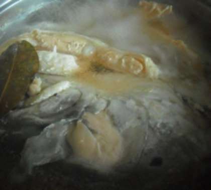 Как всегда, сначала варим рыбный бульон. Для этого заливаем водой суповой набор из семги, доводим до кипения, добавив в него  специи: душистый перец, соль и лавровые листики. Варим на самом малом огне минут 25 или около получаса, периодически снимаем пену. Процеживаем через мелкое ситечко  бульон.