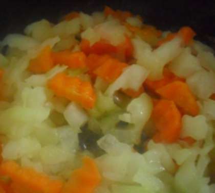 Снова ставим суповую кастрюлю на плиту, доводим рыбную юшку до кипения, кидаем порезанный картофель. Далее режем морковь (можно ножом для сыра) гребешками, лук - маленькими кубиками. Пассируем овощи на сливочном масле до мягкости. Когда картофель в супе будет почти готов, добавляем пассировку.