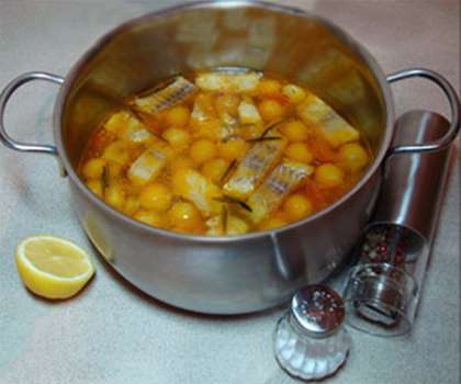 Добавляем в суп кусочки рыбы, томаты черри и варим на очень маленьком огне около 8 минут. После этого сразу снимаем суповую кастрюлю с огня. Пробуем на вкус и если нужно, то  доправляем суп солью и перцем, вливаем и сок половины лимона. Подаем каждую порцию с  красиво вырезанной долькой лимона, маслинами и пряными травами.Вы познакомились с тем, РєР°Рє РїСЂРёРіРѕС‚РѕРІРёС‚СЊ СЂС‹Р±РЅС‹Р№ СЃСѓРї РёР· С‚СЂРµСЃРєРё (СЂРµС†РµРїС‚ СЃ С„РѕС‚Рѕ).