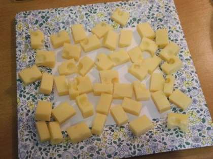 Нарезать сыр квадратиками