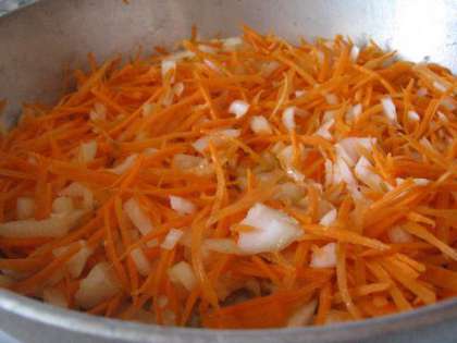 Вымытую морковь очищаем, еще раз промываем и нарезаем мелкими кубиками. Лук нарезаем (желательно) помельче, укроп после промывки обсушиваем и  мелко нарезаем. Стебли сельдерея лучше всего натереть на крупной терке.  Затем сельдерей, морковь и лук обжариваем, тщательно перемешивая на сковородке в растительном масле, до готовности.
