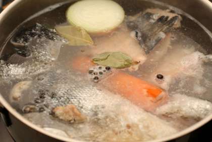 Готовится рыбный суп просто и что, немало важно, – быстро. Кладем рыбу в большую кастрюлю, заливаем водой, кидаем черный перец-горошек, лавровый листик, солим по вкусу. Воду доводим до кипения, уменьшаем огонь до минимального и варим 30 минут.