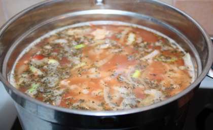 Добавляем в бульон протушенные овощи и варим на слабом огне полтора часа. После этого времени добавляем креветки, даем им покипеть 10 минут и выключем плиту. Суп должен настояться  хотя бы 5 минут. Подаем этот томатный суп, украсив тарелки дольками лайма.