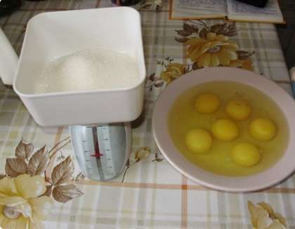 Итак, начинаем с приготовления коржей. Для этого нужно 300 грамм сахарного песка взбить с шестью яйцами. Нужно взбивать до тех пор, пока не получите белую смесь, которая увеличилась в объеме в два раза. Далее отдельно растапливаем маргарин или сливочное масло и вливаем в полученную яичную смесь. Все нужно тщательно перемешать.