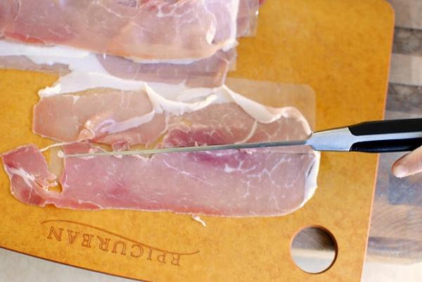 Сперва разрезаем сыровяленное мясо пополам