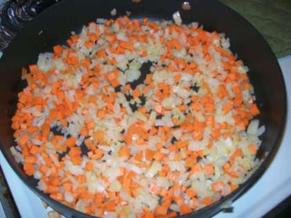 Пока варятся  в течение 10 минут мясо, картофель и грибы делаем из моркови лука зажарку. Овощи доводим до золотистого цвета.Закладываем зажарку  в суп и плавленые сырки, которые нужно предварительно порезать кубиками.