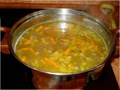Пока суп варится мелко порезать петрушку и чеснок. Положить их в суповую кастрюлю и варить еще пять минут.Готовый суп кушать со сметаной, посыпав мелко порезанным зеленым луком.