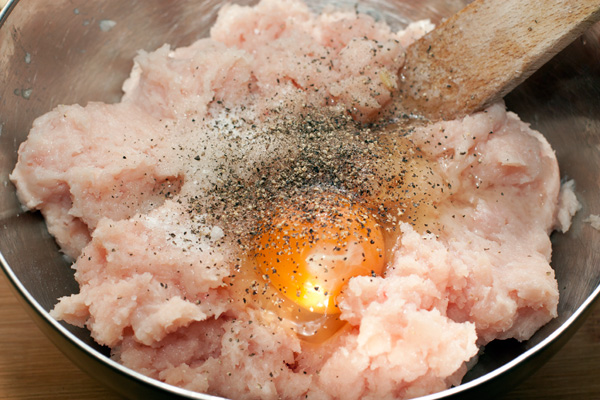 В полученный фарш добавьте яйцо, соль и перец.
