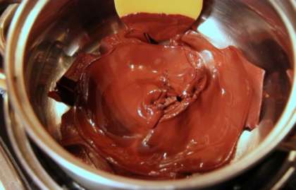 Начинаем готовить тесто для ароматных коржей. Для этого растопим шоколад. В нашем случае подойдет горький шоколад с высоким содержанием какао. Во-первых, это очень полезный продукт, а во-вторых, именно  горький шоколад даст тот самый насыщенный вкус и аромат вашему торту. Растапливать шоколад  нужно на водяной бане в течение 10-15 минут. Растопленный шоколад нужно оставить остывать до комнатной температуры.