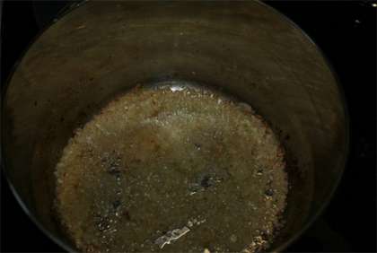 Начинаем готовить этот суп-пюре с того, что в большой кастрюле нагреваем подсолнечное масло. Потом очищаем и мелко нарезаем лук, имбирь и чеснок. Добавляем все эти составляющие в горячее масло и обжариваем около 5 -ти минут, до тех пор, пока овощи не станут мягкими. В содержимое кастрюли вливаем бульон.