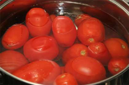 В крутой кипяток опускаем вымытые помидоры на 2-3 минуты. А затем – в холодную воду. Очищаем томаты от кожицы, нарезаем.