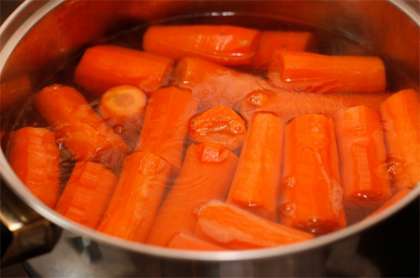 Сначала почистим морковь и крупно ее порежем.  Затем чистим лук и фенхель. Разрезаем на четыре дольки каждую луковицу.Морковь варим под крышкой до мягкости на самом малом огне. Воды нужно налить столько, чтобы она только покрыла морковь.