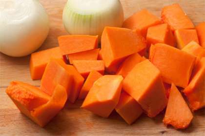 Моем и чистим овощи. Нарезаем их произвольными крупными кусками. В этом супе можно и не использовать морковь, но тогда добавить равное количество мякоти тыквы.