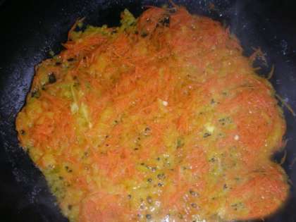 В принципе варить этот суп просто. Сначала чистим овощи, морковь нарезаем соломкой, лук-порей - кольцами, чеснок пропускаем через чесночницу.Одну столовую ложку сливочного масла разогреваем в сковороде и обжариваем в нем лук и морковь.