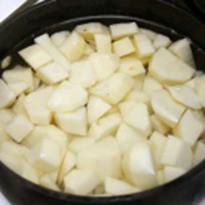 Хорошенько моем, а потом чистим картофель. Нарезаем его крупно и закидываем в кастрюлю. Залейте горячей водой.