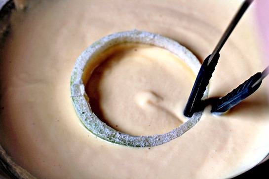 Окуните каждое кольцо в тесто и дайте лишнему стечь.