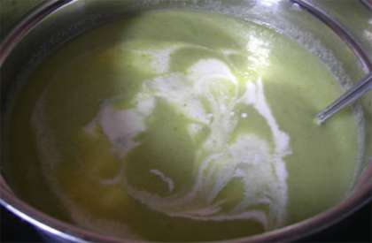Затем добавляем в крем-суп горячие сливки, немного специй: карри и соль и нагрев немного, сразу же выключаем суп, не доводя до кипения. Это очень важно! Так как  при сильном нагреве авокадо может горчить. Если Вы хотите крем-суп не таким густым, то добавьте в него или кипятка (бульона) или же еще сливок.  Если у Вас суп получился более жидким, тогда– взбейте яичный желток, добавьте в кастрюлю и немного нагрейте.Теперь Вам знакомо, РєР°Рє РїСЂРёРіРѕС‚РѕРІРёС‚СЊ РєСЂРµРј-СЃСѓРї РёР· РєР°Р±Р°С‡РєРѕРІ (СЂРµС†РµРїС‚ СЃ С„РѕС‚Рѕ).