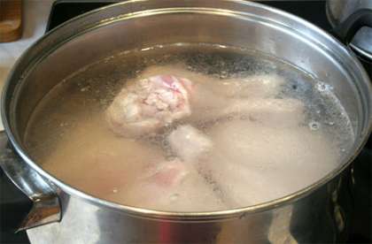 Сначала займемся мясом. Куриные окорочка  моем, очищаем от кожи и заливаем холодной водой. Ставим варить мясо на  минут пятнадцать, снимая пену с поверхности бульона.