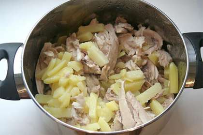 Картофель очищаем и нарезаем крупными брусочками, добавляем в кастрюлю к мясу курицы. Варим еще около 20 минут. Затем бульон процеживаем, мясо достаем и отделяем его от костей.