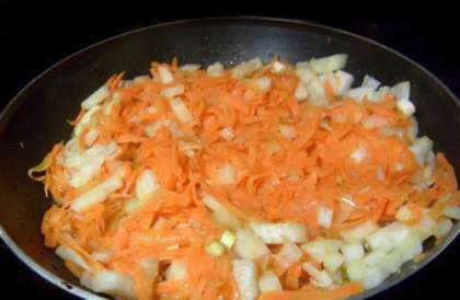 Когда блины будут готовы, в отдельной сковороде следует потушить натертую на крупной терке морковь и рубленый лук. При этом, можно добавить специи,  перец, помидоры или кетчуп, а также зелень по вкусу. В качестве зелени, лучше всего использовать петрушку или укроп.