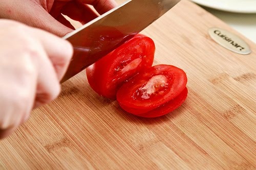 Достаточно тонко нарежьте помидор.