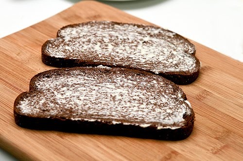 Каждый кусок хлеба намажьте маслом с обеих сторон.
