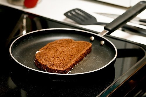 Подогрейте сковороду на среднем огне. Затем обжарьте каждый кусок хлеба с обеих сторон. Секрет в том, что тонкий слой масла сделает корочку хрустящей.
