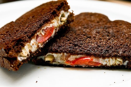 Накройте бутерброд вторым кусочком хлеба, закройте сковородку крышкой. И дайте сыру расплавиться. Через пару минут переверните бутерброд и закройте снова крышкой. Приятного аппетита!