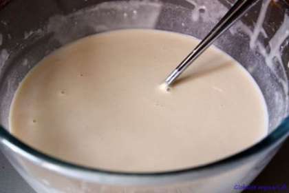 Сначала делаем обычное блинное тесто. Для этого воду и молоко нужно брать комнатной температуры. Если молоко с холодильника, то его нужно немного подогреть. Смешиваем воду с молоком, добавляем муку, соль, хорошо взбиваем венчиком. Яйца взбиваем с сахаром, добавляем в тесто, перемешиваем. Потом вливаем растительное масло и еще раз хорошо взбиваем. Тесто для блинов по густоте должно получиться, как жидкая сметана.