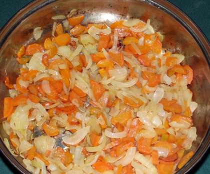 Далее отдельно жарим лук и отдельно – морковь. Затем смешиваем мясо и овощи, у нас получился зирвак (т.е. подлива для риса).