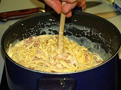 Спагетти быстро вынимаем двумя ложками из кастрюли, не дожидаясь, пока вся вода с них стечет, и выкладываем их в сотейник с панчетте, который сразу же снимаем с плиты. Тщательно все перемешиваем.Тонкой струйкой, постоянно и  интенсивно помешивая, вливаем в спагетти яичную смесь. Добавляем еще тертого сыра, перемешиваем еще раз и немедленно подаем.Вы научились, РєР°Рє РїСЂРёРіРѕС‚РѕРІРёС‚СЊ РїР°СЃС‚Сѓ РєР°СЂР±РѕРЅР°СЂР°, СЂРµС†РµРїС‚ СЃ С„РѕС‚Рѕ которой, размещен выше.
