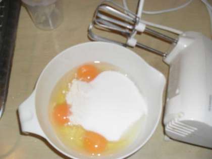 Можно сделать к панакоте миндальный соус. Для его приготовления яичные желтки взбиваем с сахаром и добавляем кукурузную муку. В кипящее молоко вливаем сливки и миндальный экстракт. Потом перемешиваем обе смеси и опять нагревам до 75 °С и охлаждаем.В этом рецепте используются только желтки яиц, а белки пригодятся для выпечки безе (меренги), но о том, как приготовить это пирожное, читайте в следующем рецепте.Теперь Вам известно о том, РєР°Рє РїСЂРёРіРѕС‚РѕРІРёС‚СЊ РїР°РЅР°РєРѕС‚Сѓ, СЂРµС†РµРїС‚ СЃ С„РѕС‚Рѕ которой, Вы читали выше.