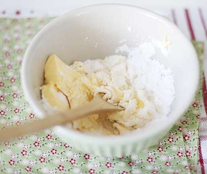Размягченное (но не растопленное!) сливочное масло посыпьте сахарной пудрой. Для песочного теста лучше не использовать сахар, так как он полностью не растворится. Добавьте ванилин, а еще лучше - семена ванили.