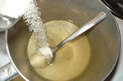 Варим сахарный сироп. Доводим воду до кипения с сахаром, чтобы сахар полностью растворился, ароматизуем коньяком. Остужаем.Делаем фруктовый гель для украшения торта. В воде размешиваем абрикосовое варенье (только жидкость без ягод), вводим замоченный желатин, подогреваем до полного его распускания.