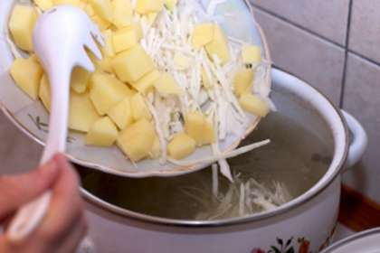 В мясной бульон опускаем картофель, а потом и капусту. Варим борщ 15 минут до готовности картофеля.