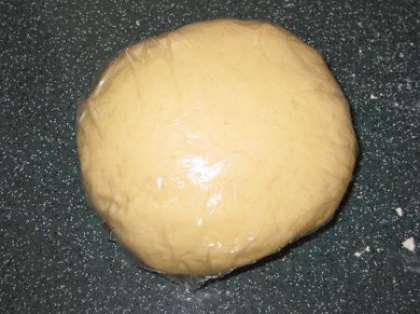 Поставить тесто, сформированное в шар и завернутое в пищевую пленку или целлофан в холодильник на время, пока будет готовиться крем (достаточно 15 минут).